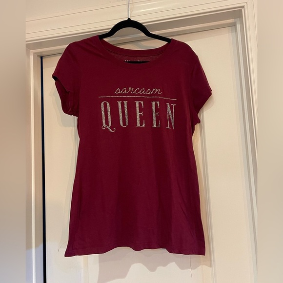 ⭐️Wound Up Women's Burgundy Sarcasm Queen Tee - Picture 1 of 4